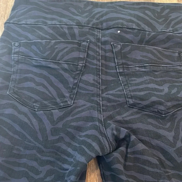 Rock‎ & Republic Pants Women's Size 10 Denim-R FEVER Pull On Slimming - Picture 8 of 10